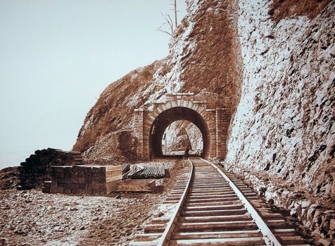 Tunnel attraversato in prospettiva dai binari